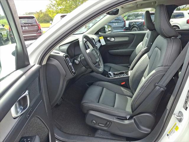 2026 Volvo XC40 Plus, B5 AWD Gas (mild hybrid), Dark