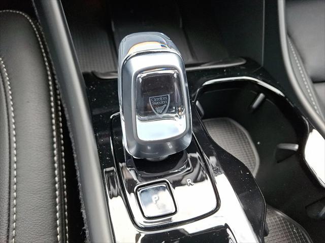 2026 Volvo XC40 Plus, B5 AWD Gas (mild hybrid), Dark