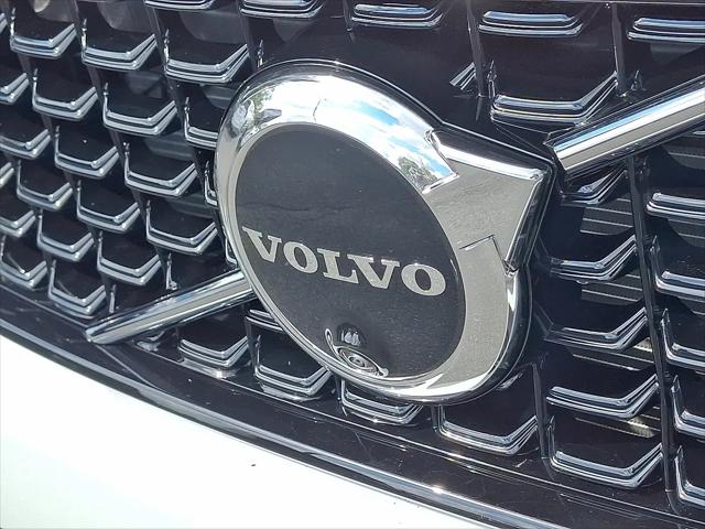 2026 Volvo XC40 Plus, B5 AWD Gas (mild hybrid), Dark