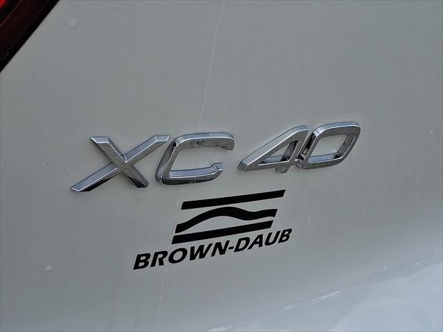 2026 Volvo XC40 Plus, B5 AWD Gas (mild hybrid), Dark