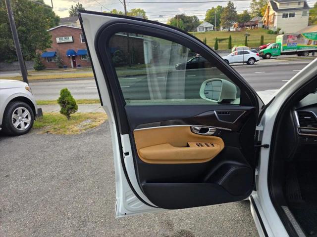 2017 Volvo XC90 T6 Momentum