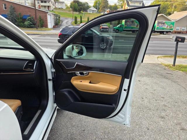 2017 Volvo XC90 T6 Momentum