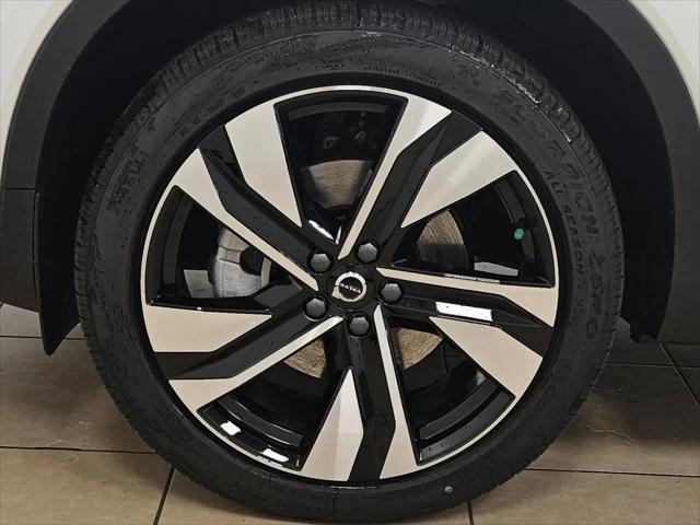 2026 Volvo XC40 Ultra, B5 AWD Gas (mild hybrid), Dark