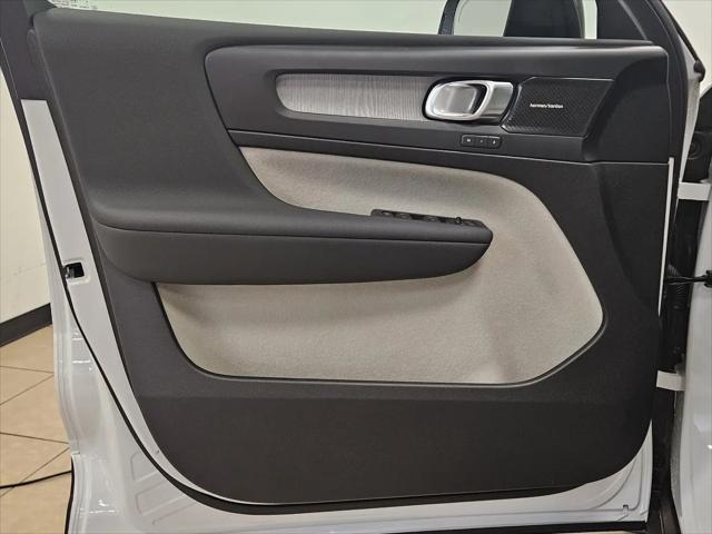 2026 Volvo XC40 Ultra, B5 AWD Gas (mild hybrid), Dark