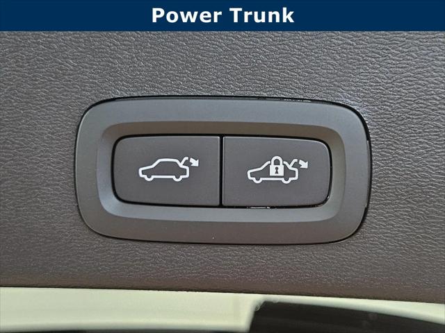 2026 Volvo XC40 Ultra, B5 AWD Gas (mild hybrid), Dark