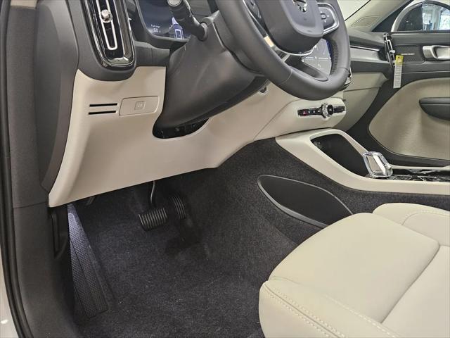 2026 Volvo XC40 Ultra, B5 AWD Gas (mild hybrid), Dark