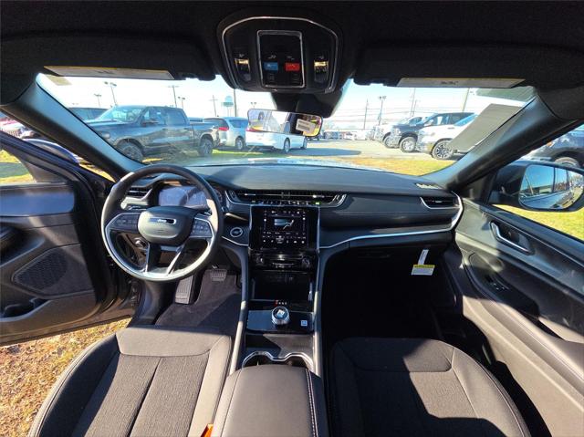 2025 Jeep Grand Cherokee Laredo X 4x4