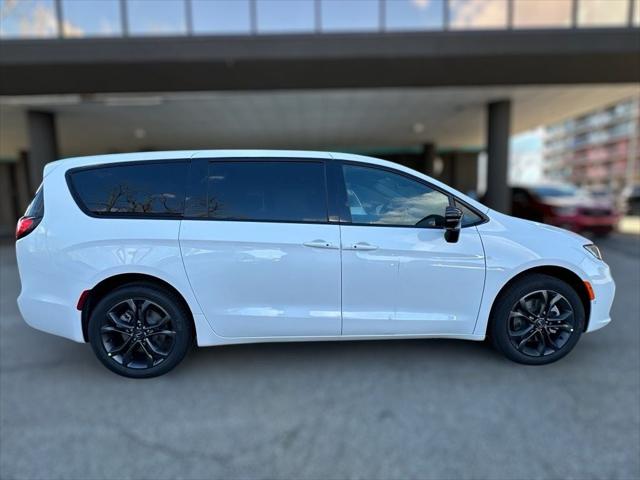 2026 Chrysler Pacifica PACIFICA SELECT AWD