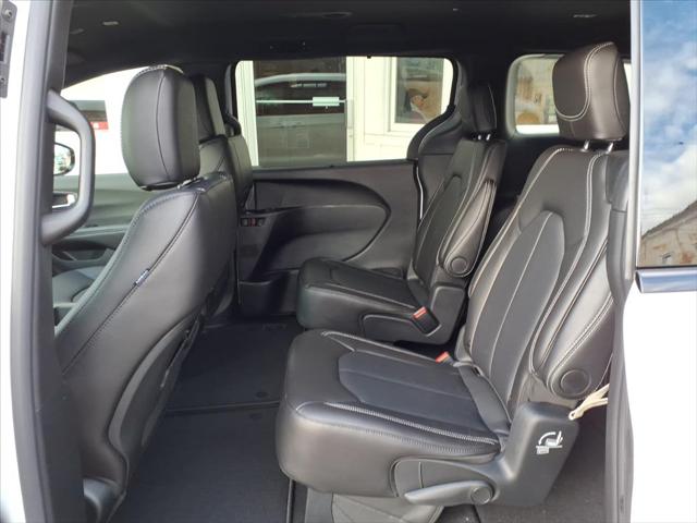 2026 Chrysler Pacifica Select AWD