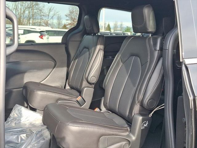 2026 Chrysler Pacifica Select AWD