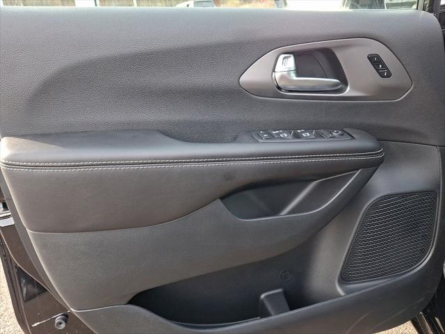 2026 Chrysler Pacifica Select AWD