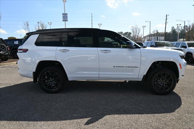 New 2025 Bright White Clear-Coat Exterior Paint Jeep Summit image 36