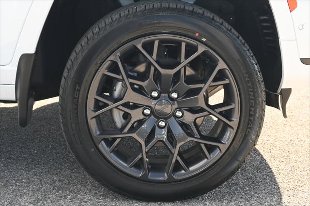 New 2025 Bright White Clear-Coat Exterior Paint Jeep Summit image 39