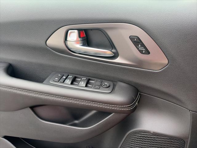 2026 Chrysler Pacifica Select AWD