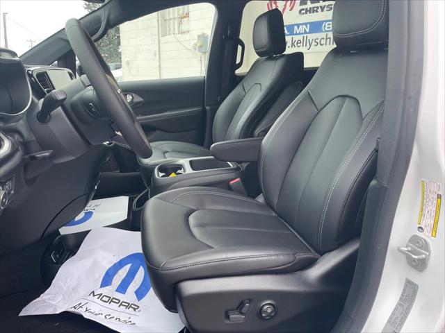 2026 Chrysler Pacifica PACIFICA SELECT AWD