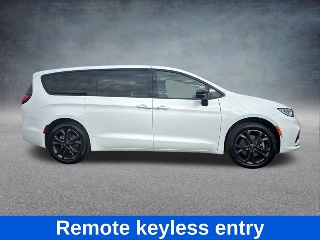 2026 Chrysler Pacifica PACIFICA SELECT AWD