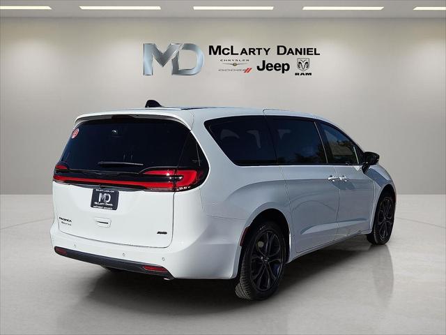 2026 Chrysler Pacifica Select AWD