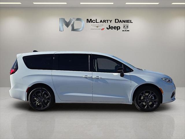 2026 Chrysler Pacifica Select AWD