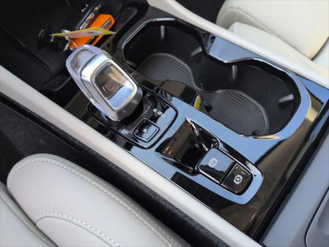2026 Volvo XC40 Ultra, B5 AWD Gas (mild hybrid), Dark