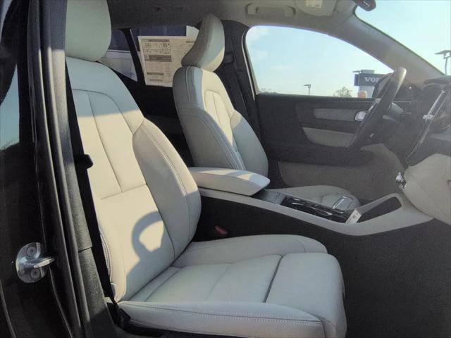 2026 Volvo XC40 Ultra, B5 AWD Gas (mild hybrid), Dark