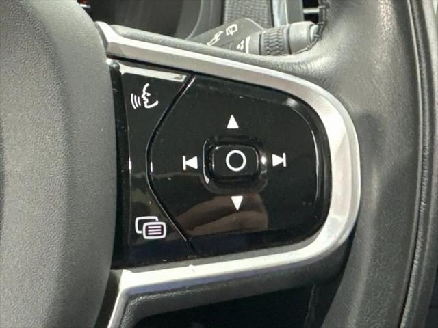 2022 Volvo XC90 T5 Momentum 7 Passenger