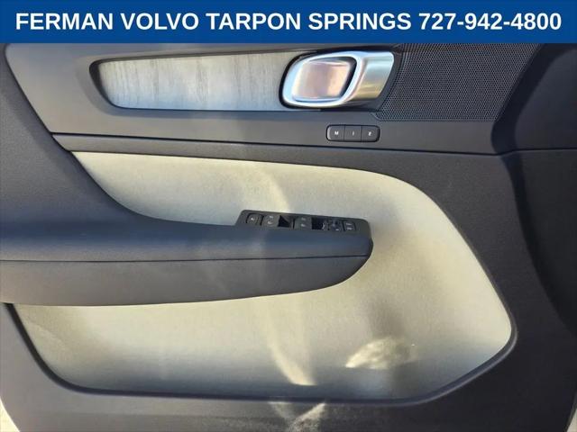 2026 Volvo XC40 Plus, B5 AWD Gas (mild hybrid), Dark