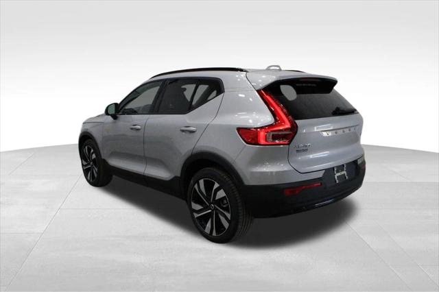 2025 Volvo XC40 B5 Plus Dark Theme