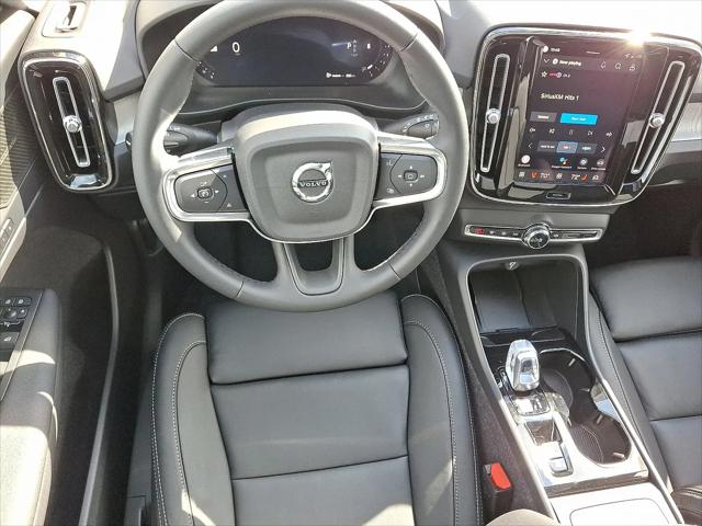 2026 Volvo XC40 Plus, B5 AWD Gas (mild hybrid), Dark