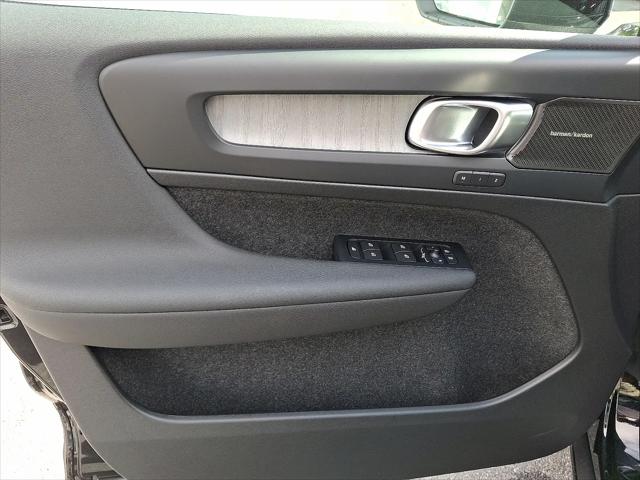 2026 Volvo XC40 Plus, B5 AWD Gas (mild hybrid), Dark