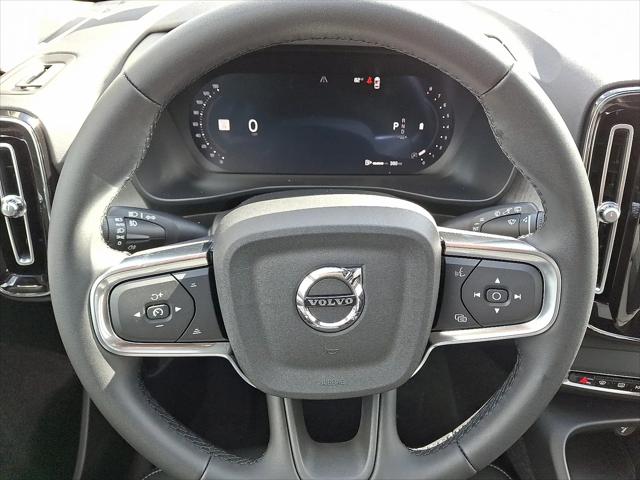 2026 Volvo XC40 Plus, B5 AWD Gas (mild hybrid), Dark