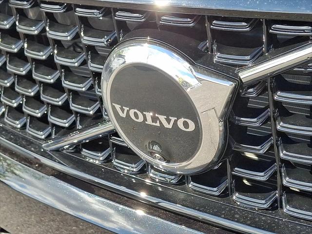 2026 Volvo XC40 Plus, B5 AWD Gas (mild hybrid), Dark