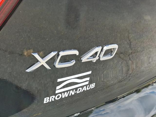 2026 Volvo XC40 Plus, B5 AWD Gas (mild hybrid), Dark