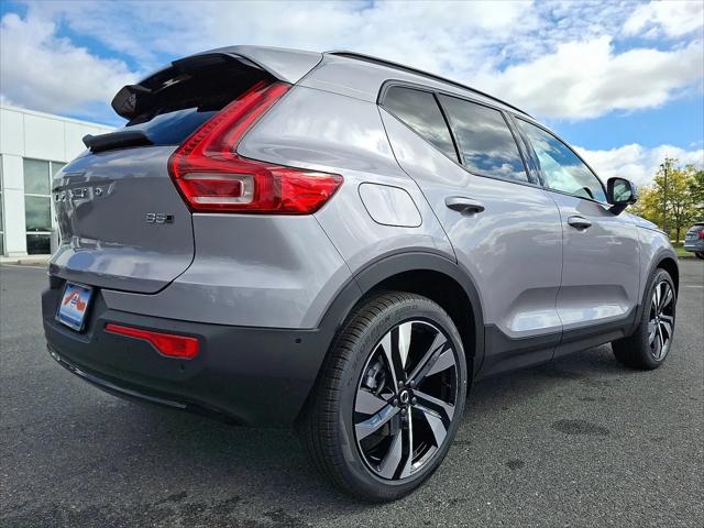 2026 Volvo XC40 Plus, B5 AWD Gas (mild hybrid), Dark