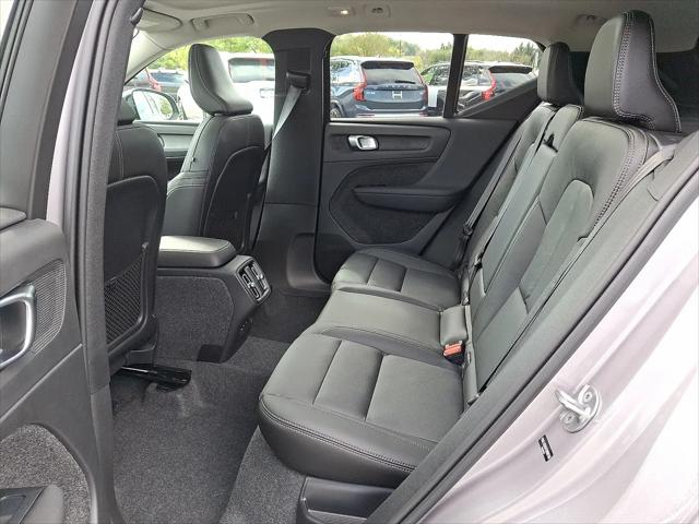 2026 Volvo XC40 Plus, B5 AWD Gas (mild hybrid), Dark