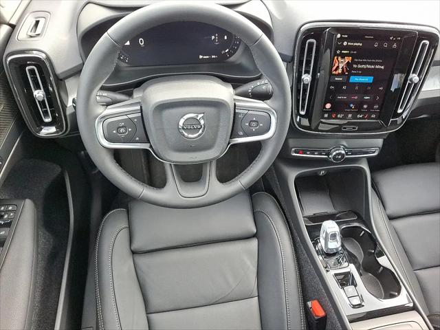 2026 Volvo XC40 Plus, B5 AWD Gas (mild hybrid), Dark