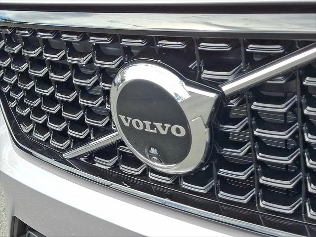 2026 Volvo XC40 Plus, B5 AWD Gas (mild hybrid), Dark