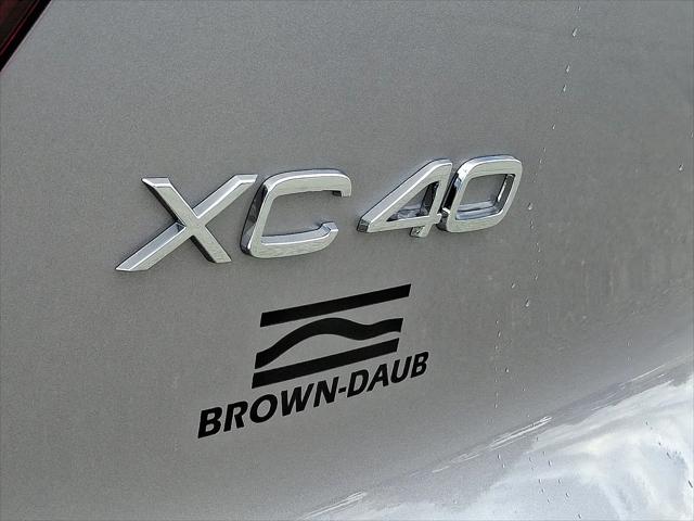 2026 Volvo XC40 Plus, B5 AWD Gas (mild hybrid), Dark