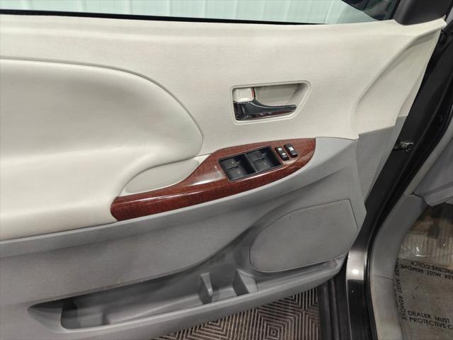 2013 Toyota Sienna XLE V6 8 Passenger
