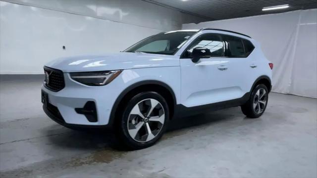 2026 Volvo XC40 Plus, B5 AWD Gas (mild hybrid), Dark