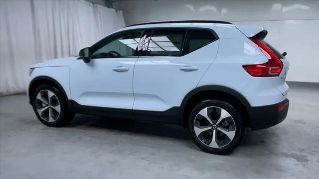 2026 Volvo XC40 Plus, B5 AWD Gas (mild hybrid), Dark