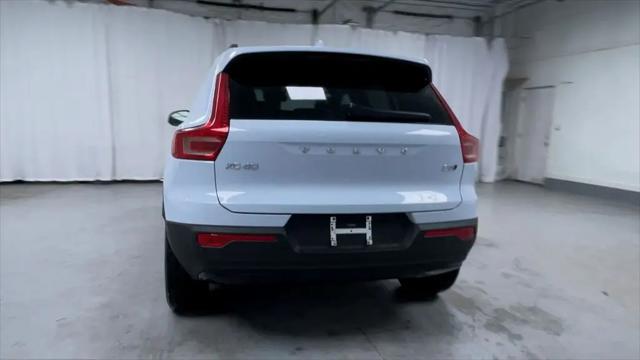 2026 Volvo XC40 Plus, B5 AWD Gas (mild hybrid), Dark