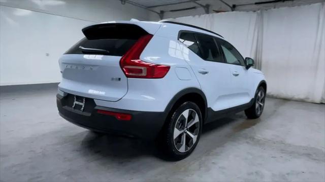 2026 Volvo XC40 Plus, B5 AWD Gas (mild hybrid), Dark