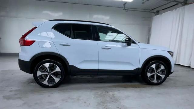 2026 Volvo XC40 Plus, B5 AWD Gas (mild hybrid), Dark