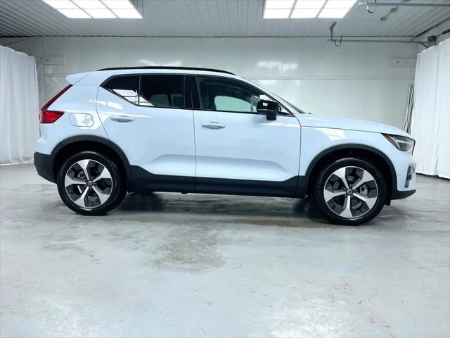 2026 Volvo XC40 Plus, B5 AWD Gas (mild hybrid), Dark