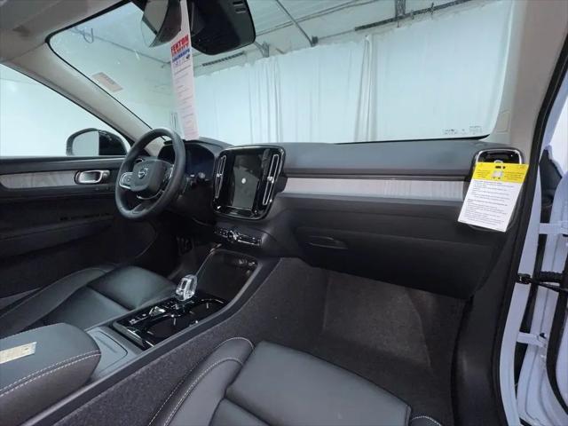 2026 Volvo XC40 Plus, B5 AWD Gas (mild hybrid), Dark