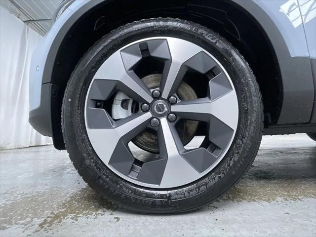 2026 Volvo XC40 Plus, B5 AWD Gas (mild hybrid), Dark