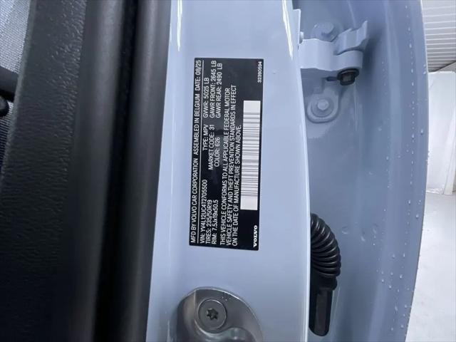 2026 Volvo XC40 Plus, B5 AWD Gas (mild hybrid), Dark