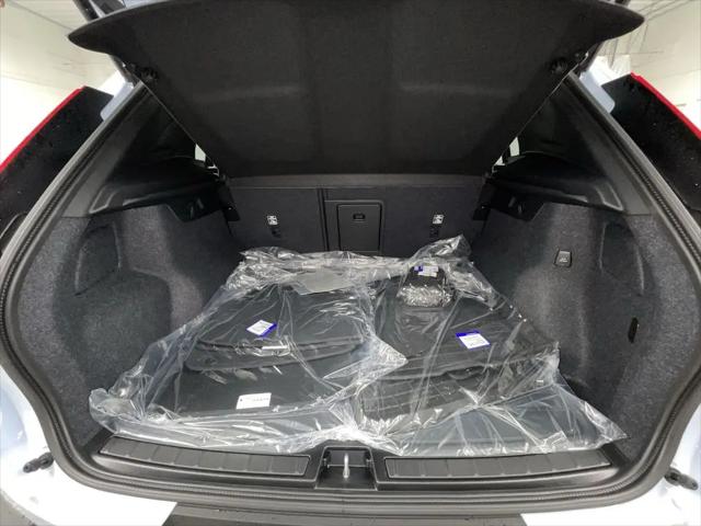 2026 Volvo XC40 Plus, B5 AWD Gas (mild hybrid), Dark