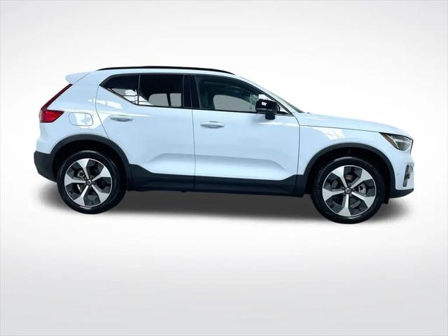 2026 Volvo XC40 Plus, B5 AWD Gas (mild hybrid), Dark