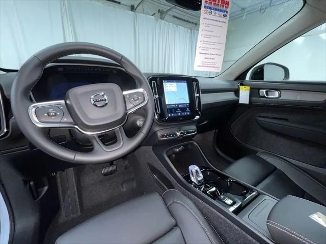 2026 Volvo XC40 Plus, B5 AWD Gas (mild hybrid), Dark